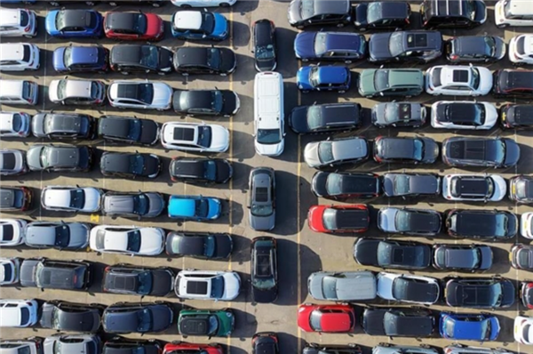 七旬大爷花近13万买新车 却收到旧款库存车！法院：退一赔三