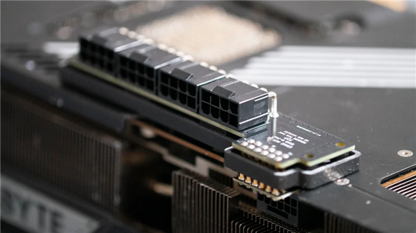 根治烧接口！玩家魔改RTX 5090定制四8Pin供电板：单线电流直接减半