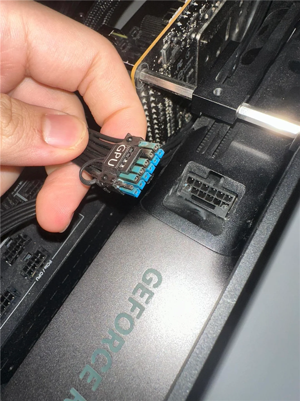 二手卡也保修!RTX 5090频繁插拔烧接口:英伟达直接免票换新